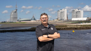 Alfred Prey vor der Skyline von Bremerhaven