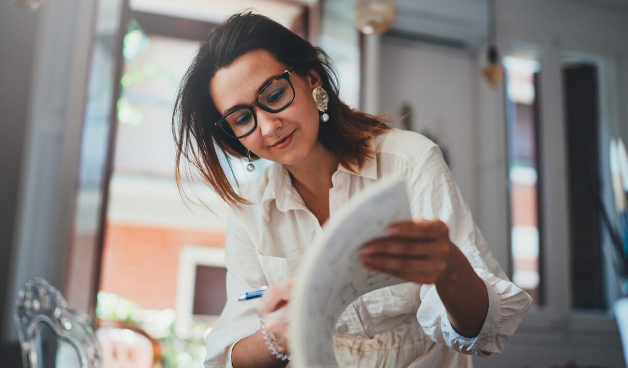 Frau beim Blättern durch Dokumente