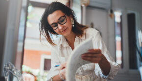 Frau beim Blättern durch Dokumente