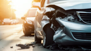 Ein zerbeultes Auto nach einem Verkehrsunfall