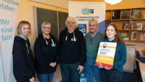 Setzen sich in Bremerhaven für Fairen Handel ein: (v.l.) Kerstin Ulke, Monika Brandow und Jochen Hertrampf vom Nord-Süd-Forum Bremerhaven e.V., Regionalpromotor Dr. Georg Fernau und Ana Milena Robayo Brömser vom Magistrat.