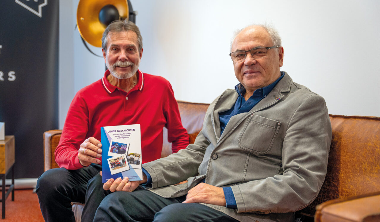 Ralf Behrens und Burkhard Hergesell stellen den neuen Band der "Leher Geschichten" vor. ©kelling