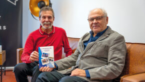 Ralf Behrens und Burkhard Hergesell stellen den neuen Band der "Leher Geschichten" vor. ©kelling