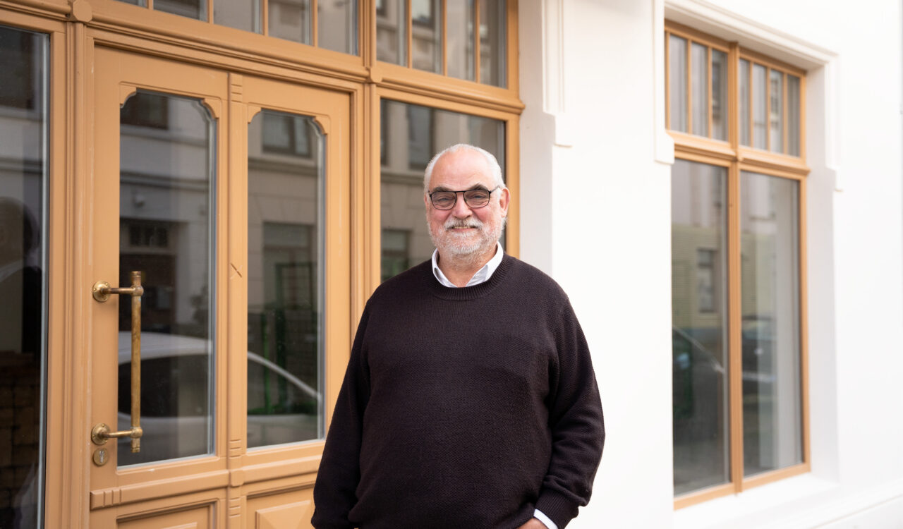Altbausanierer Rolf Thörner vor dem Haus Goethestraße 60 in Lehe