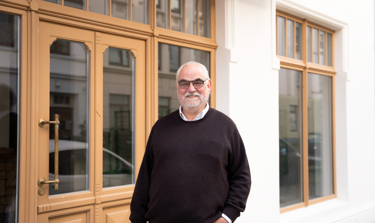 Altbausanierer Rolf Thörner vor dem Haus Goethestraße 60 in Lehe