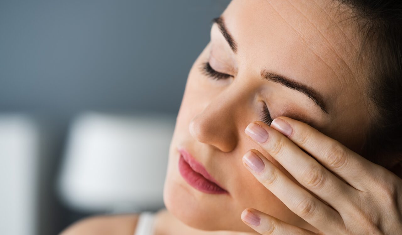 Eine Frau reibt sich die müden Augen