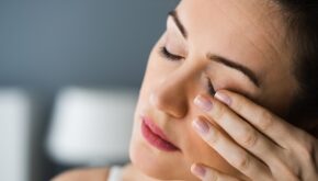 Eine Frau reibt sich die müden Augen