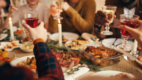 Geselliges Festmahl bei Kerzenschein