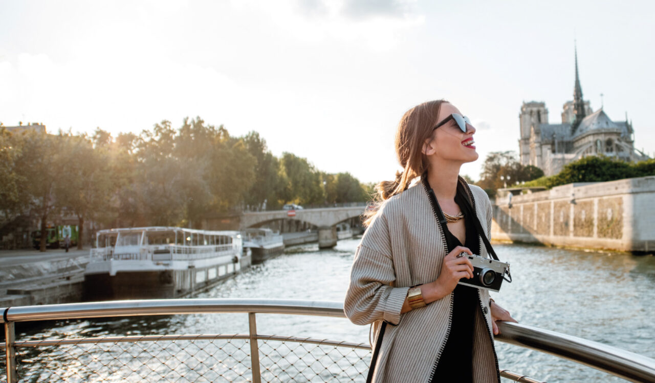 Eine Frau genießt die Aussicht an Deck eines Schiffes