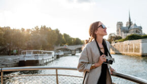 Eine Frau genießt die Aussicht an Deck eines Schiffes