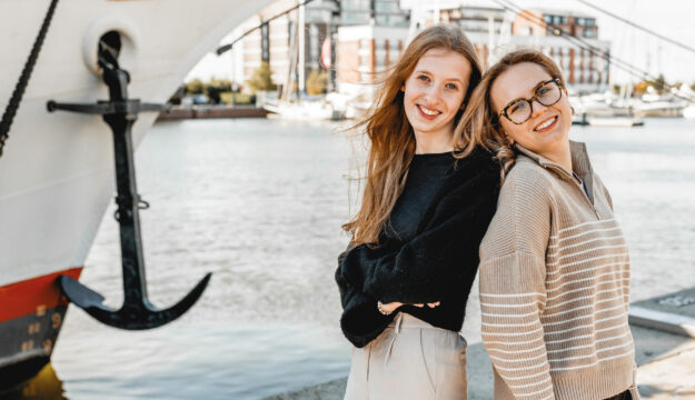 Zwei junge Frauen, die eine Ausbildung zur Steuerfachangestellten bei CT Lloyd machen, am Neuen Hafen in Bremerhaven