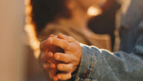 Ein Paar berührt sich nur mit den Fingerspitzen